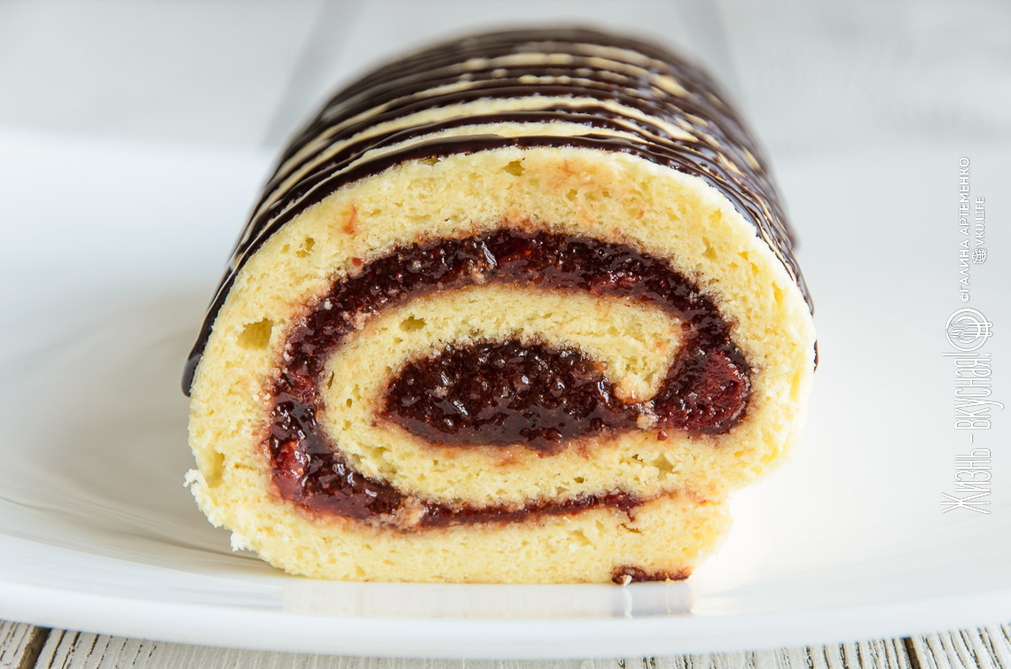 Простой бисквитный рулет с джемом
