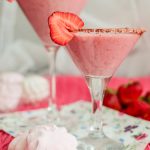 молочный коктейль с клубникой в блендере