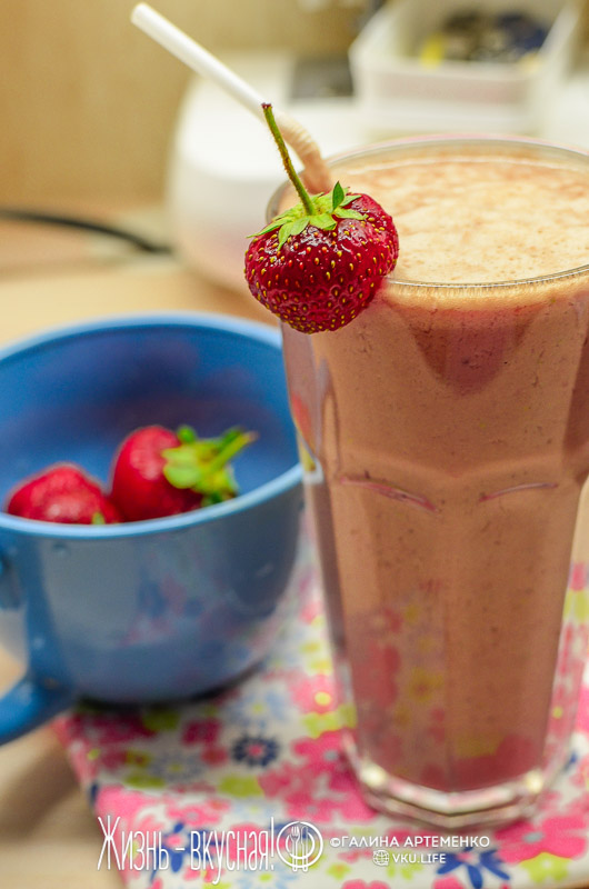 молочный коктейль с клубникой
