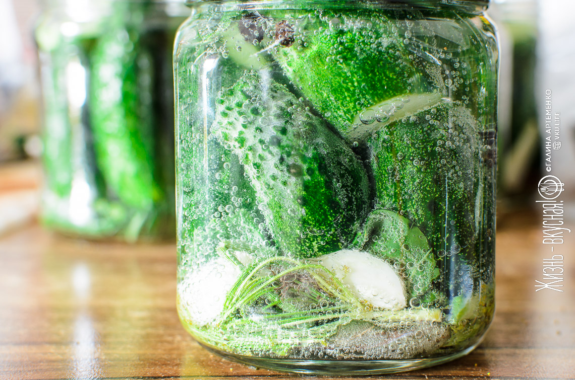 Хрустящие малосольные огурцы – в минералочке!