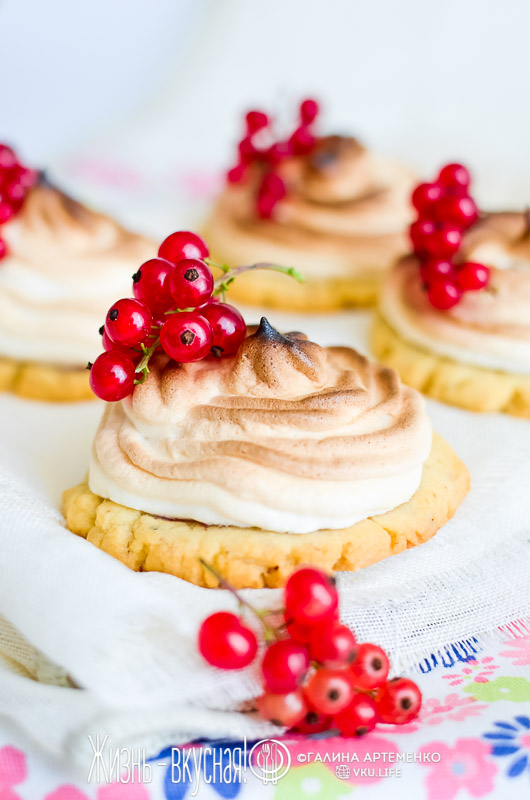 десерт с красной смородиной