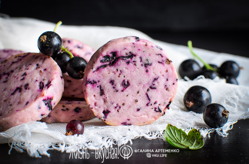 простое песочное печенье со смородиной