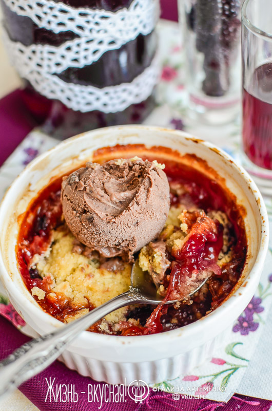 сливовый крамбл