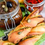 булочки с соусом песто