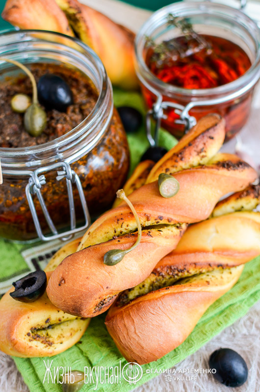 булочки с соусом песто