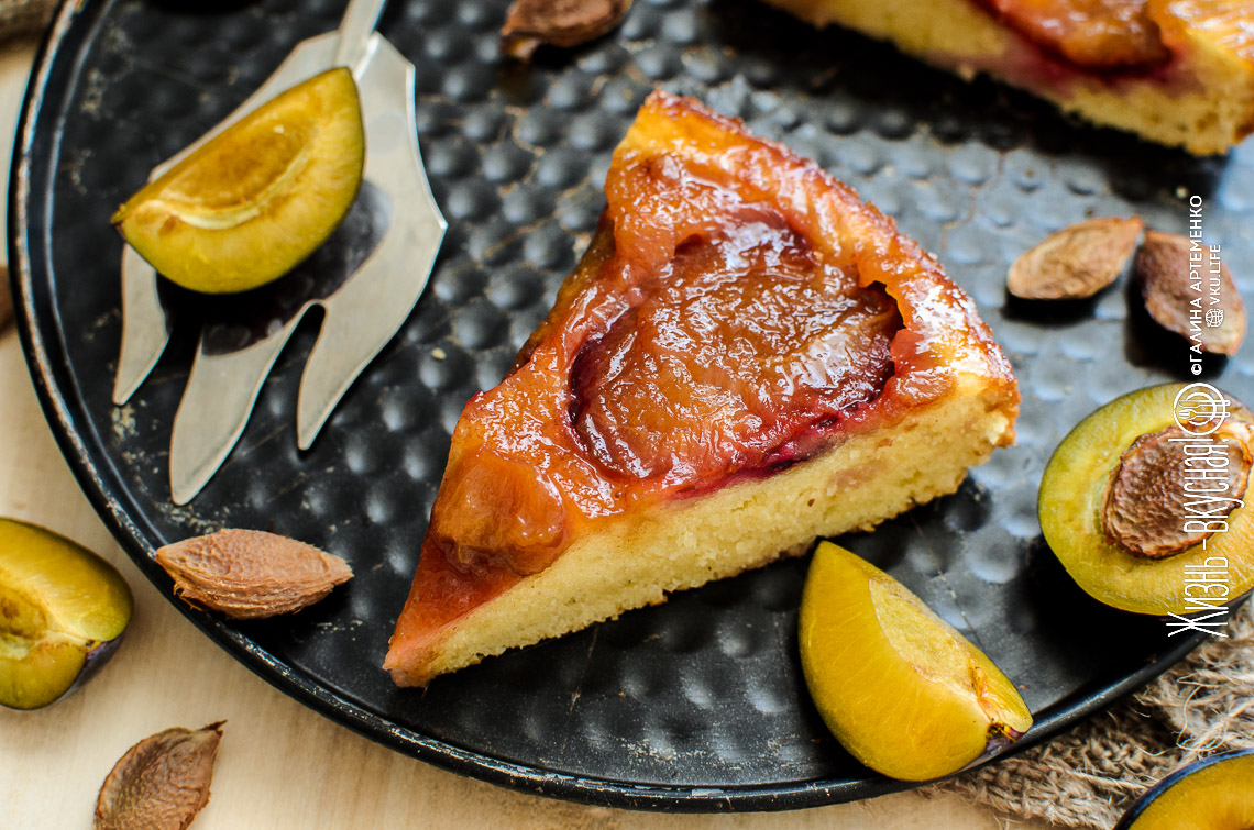 Пирог-перевертыш со сливами