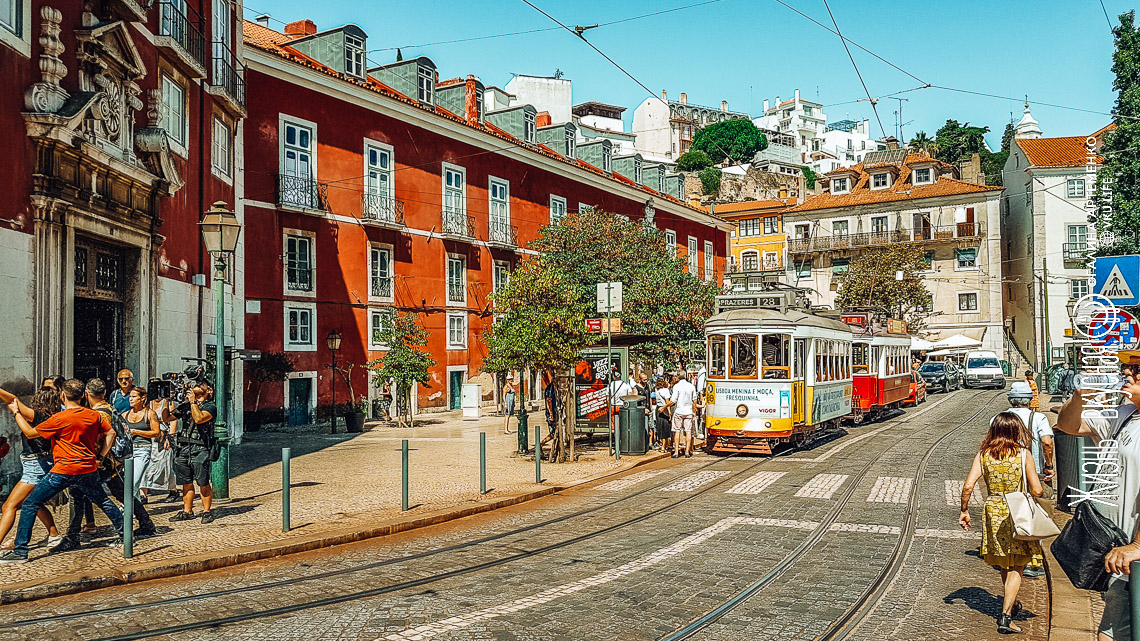 Замок Святого Георгия и блошиный рынок в Лиссабоне