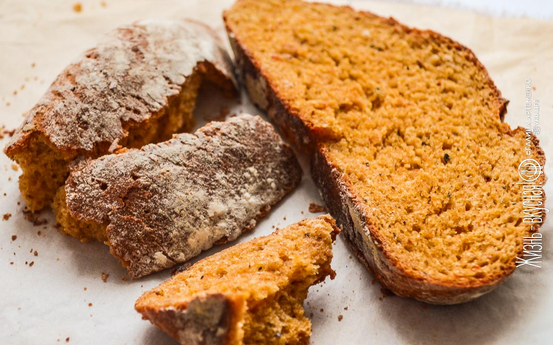 Простой хлеб с вялеными помидорами и крем-сыром