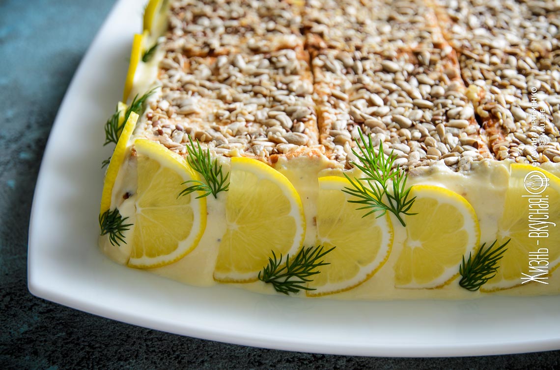 Несладкий торт-салат без выпечки из печенья