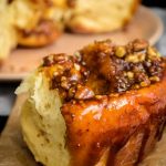 липкие булочки с карамелью