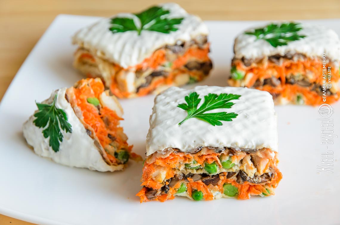 Закусочный торт из вафельных коржей с курицей и грибами