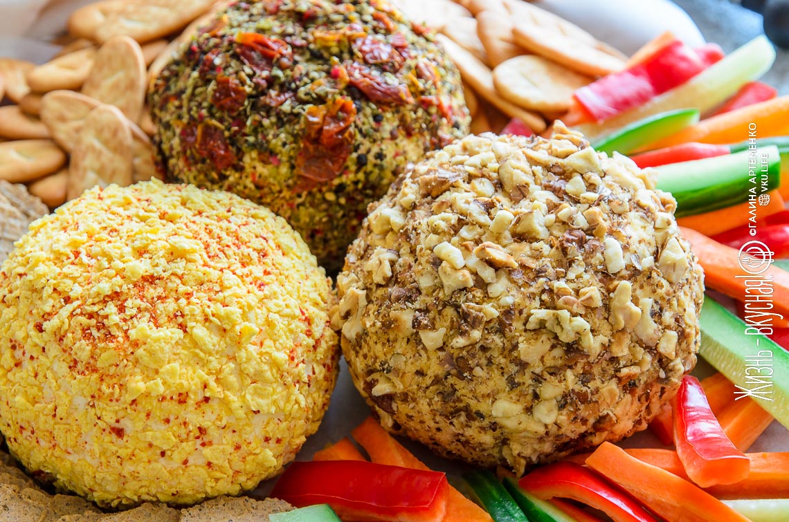 Закуска из сыра: 3 рецепта сырного шара