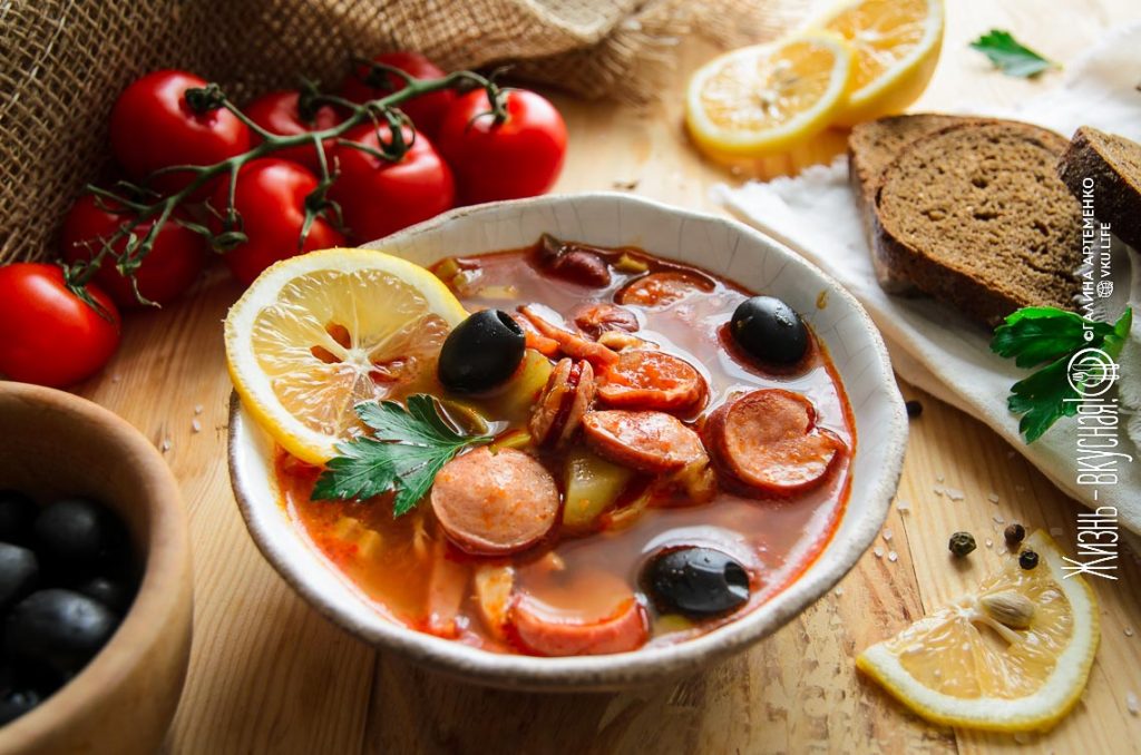 суп солянка с колбасой