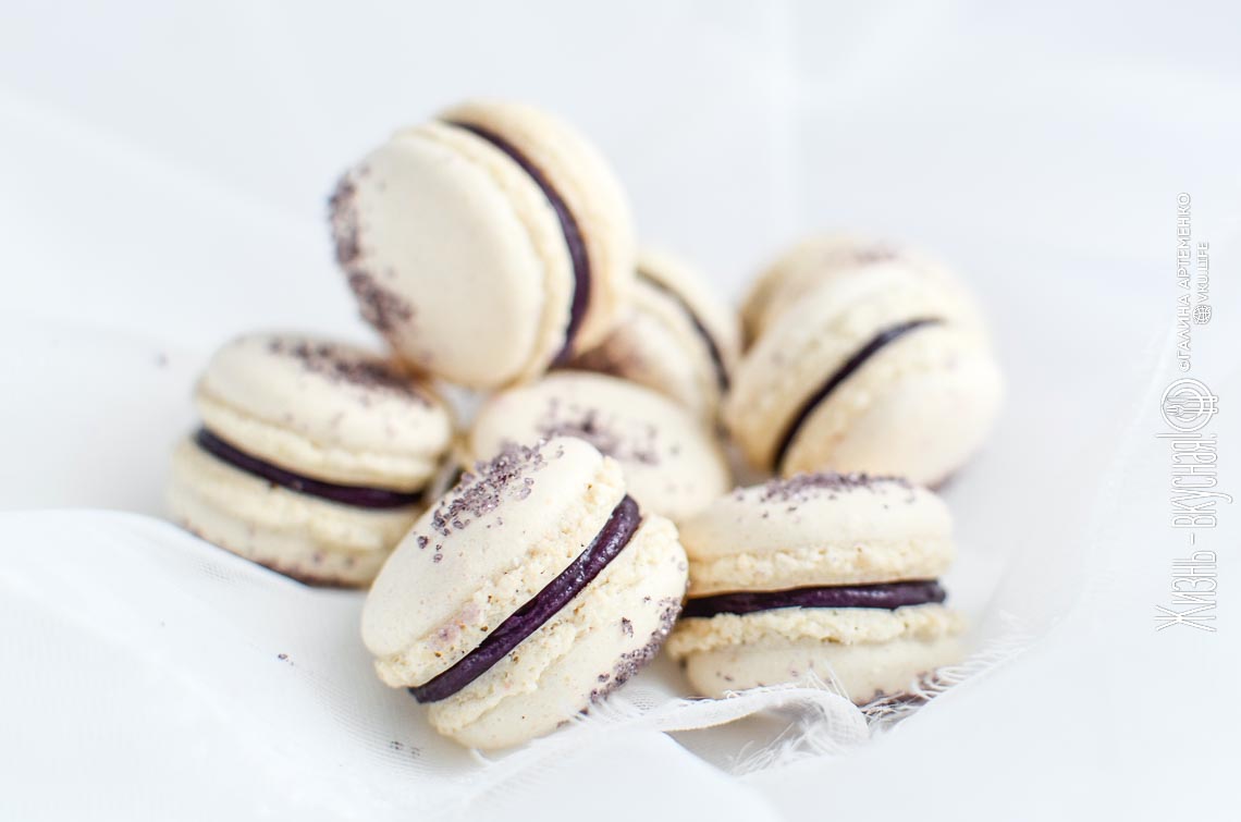 Французские макарон с черникой