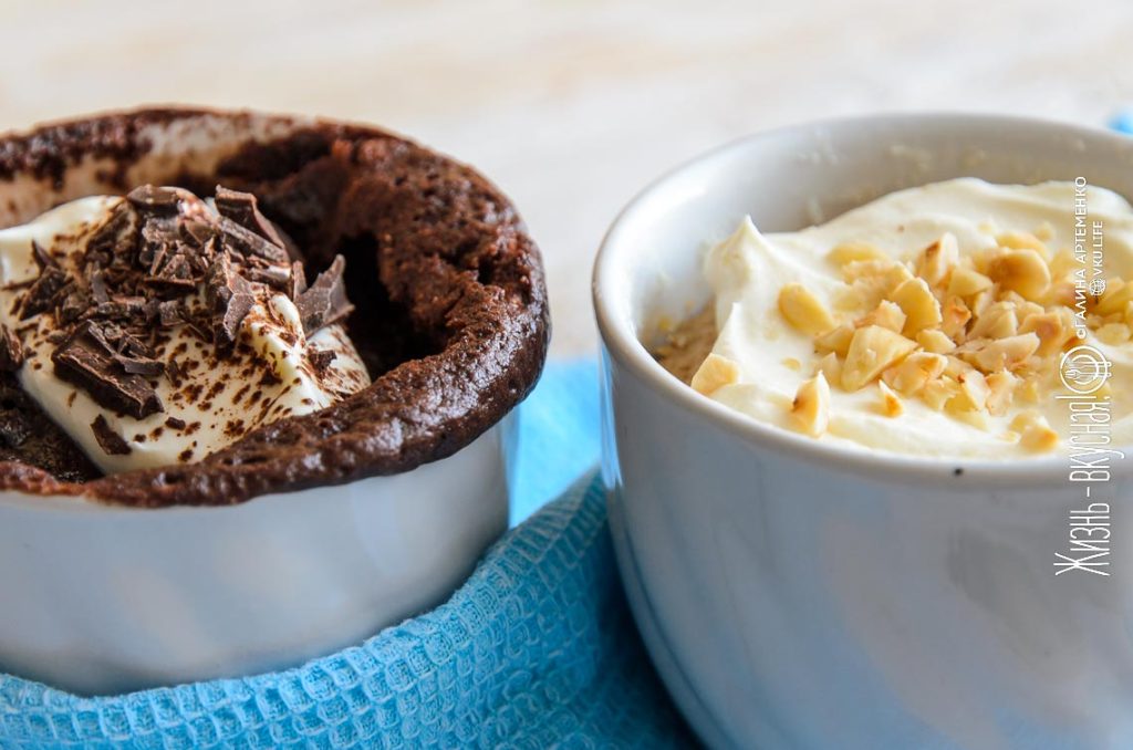 кекс в кружке в микроволновке