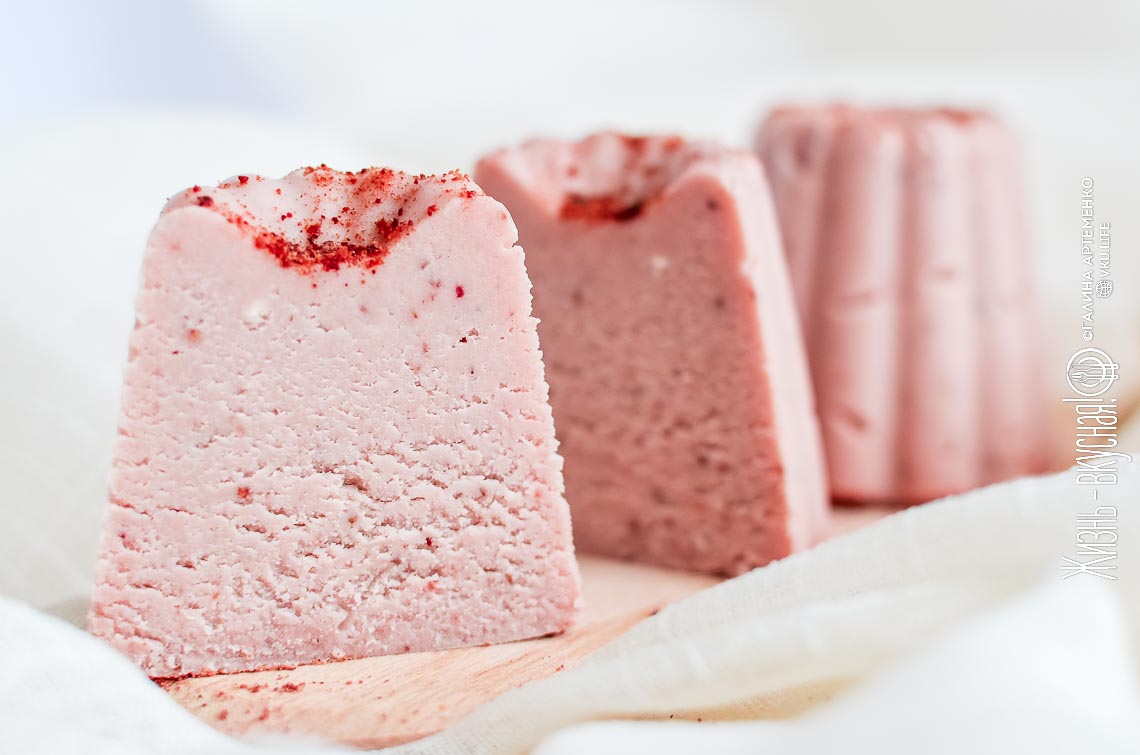 Бурфи с клубникой