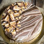 муссовый торт сникерс с соленой карамелью и темным пивом