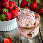 клубничное сливочное мороженое