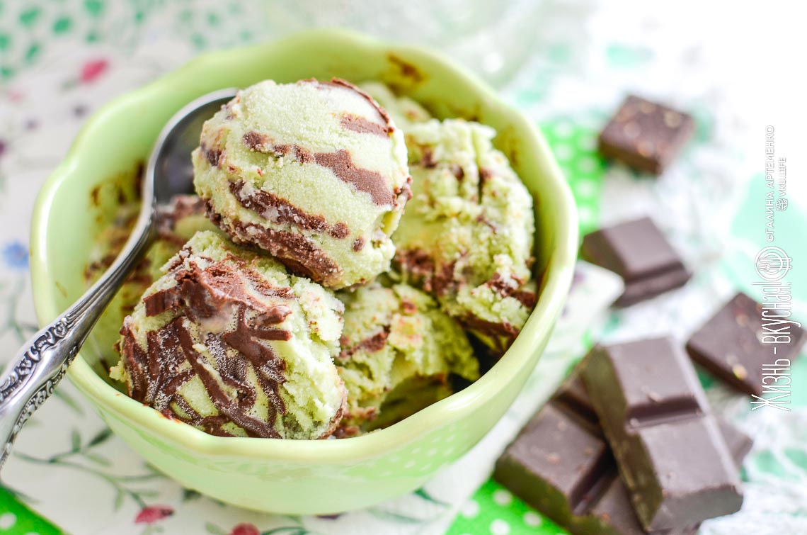 Мятное мороженое с шоколадом