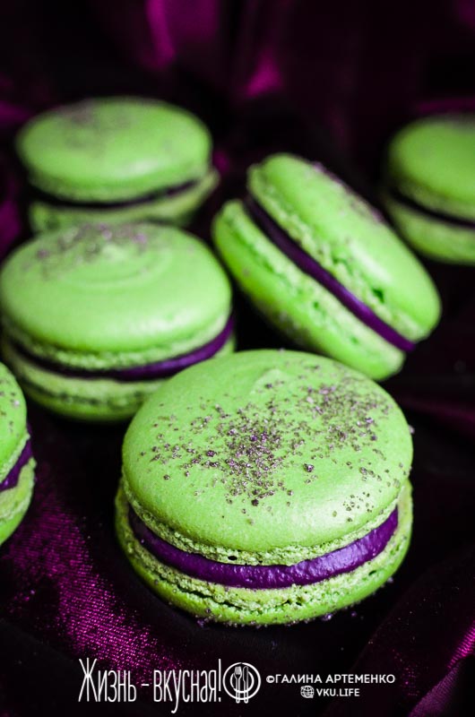 макарон с ягодами черники