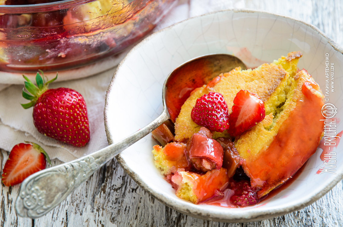 Пирог с клубникой и ревенем (коблер)