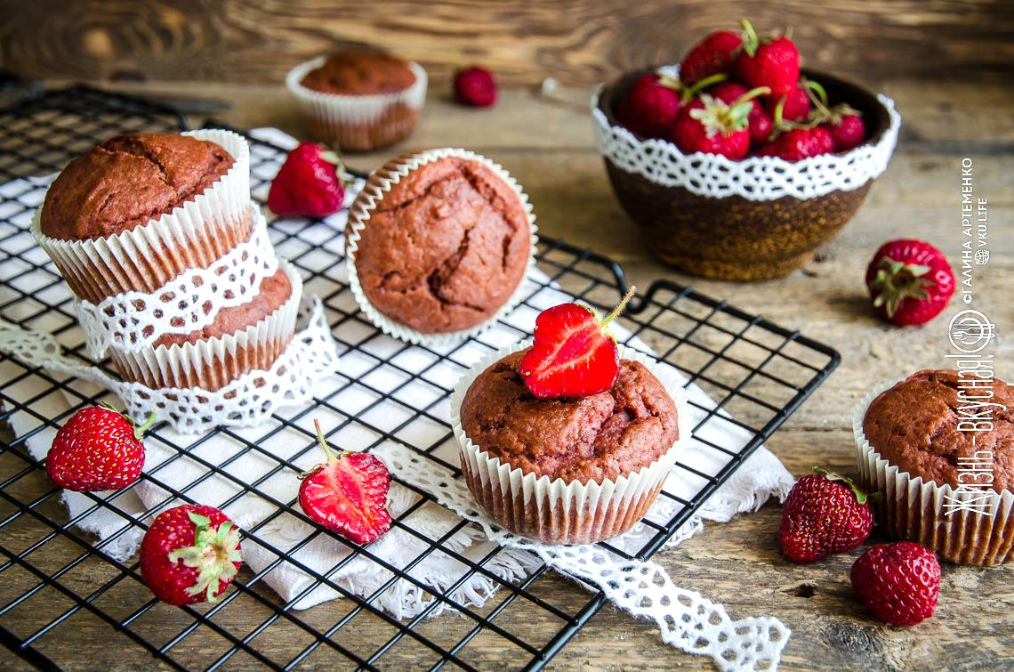 Яркие и простые маффины с клубникой