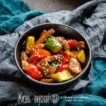 теплый салат с огурцами