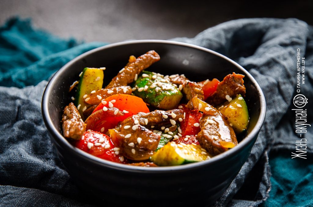 салат с огурцами и говядиной