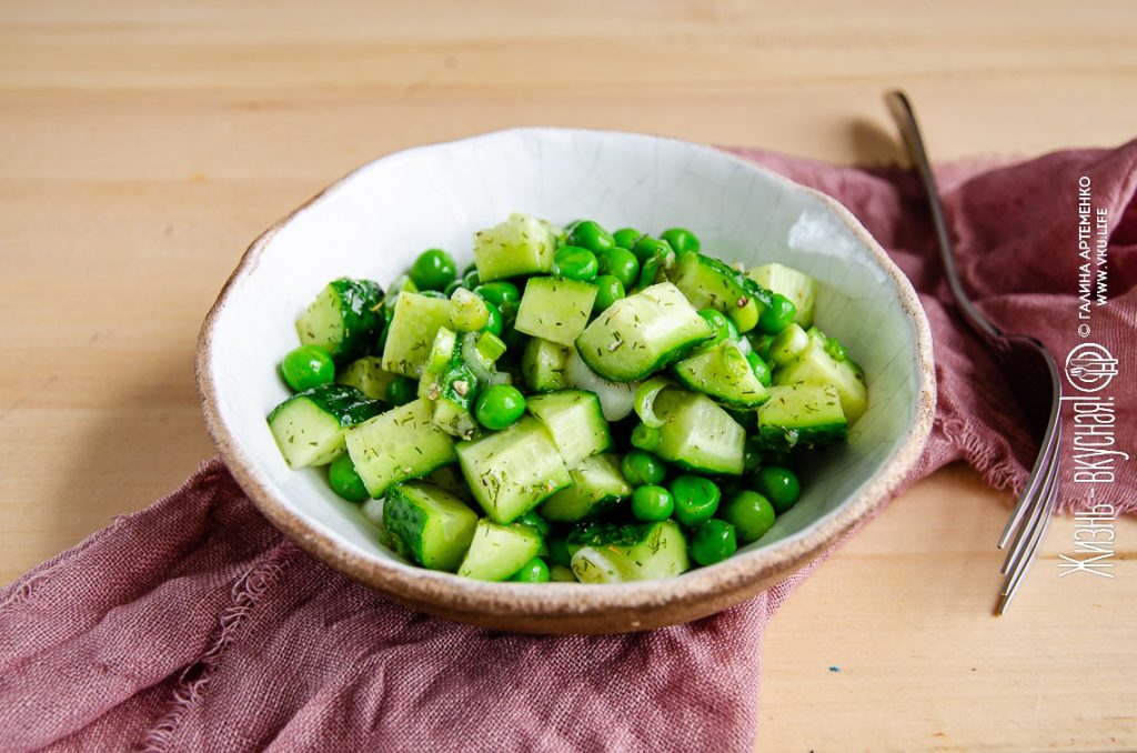 салат с огурцами горошком