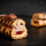 эклер шоколадный