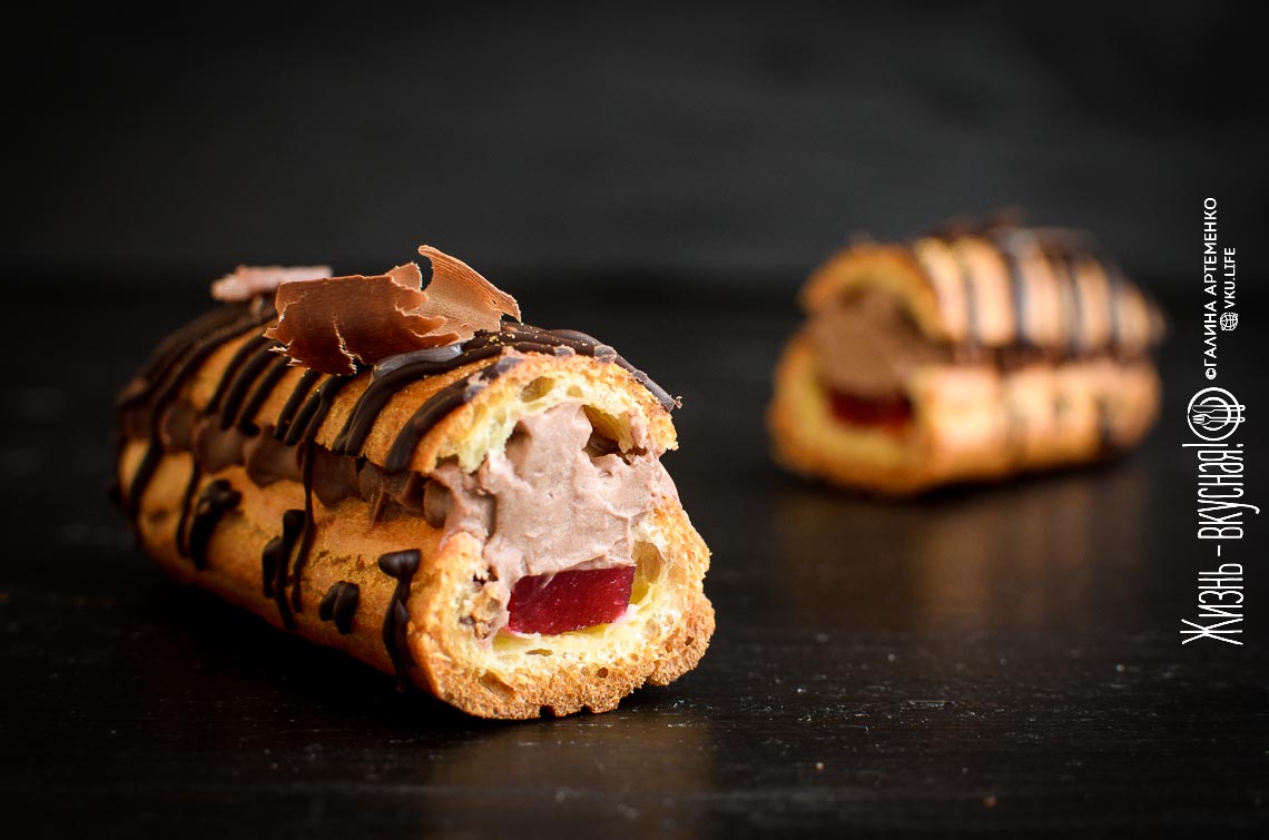 Шоколадные эклеры с малиновым желе