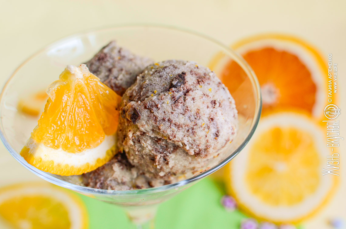 Искристое апельсиновое мороженое с мятой, шоколадом и брауни