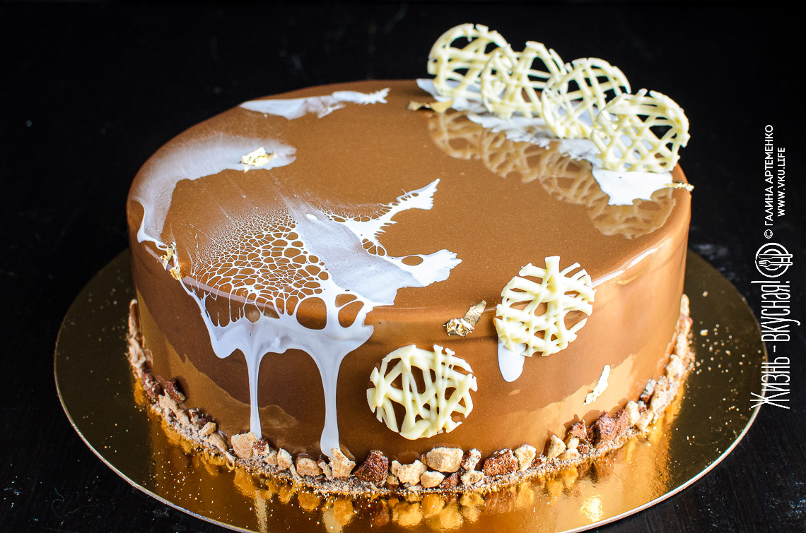 Торт с фундуком, карамелью и абрикосами