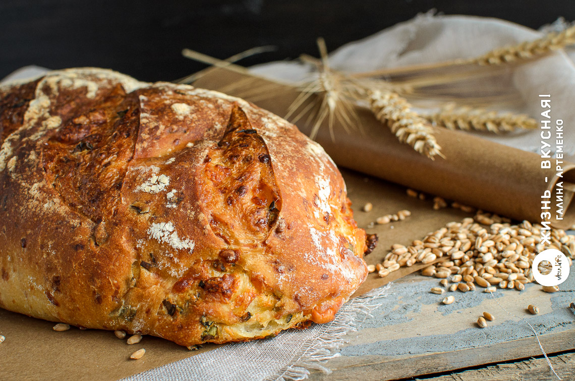 Очень сырный хлеб с зеленым луком