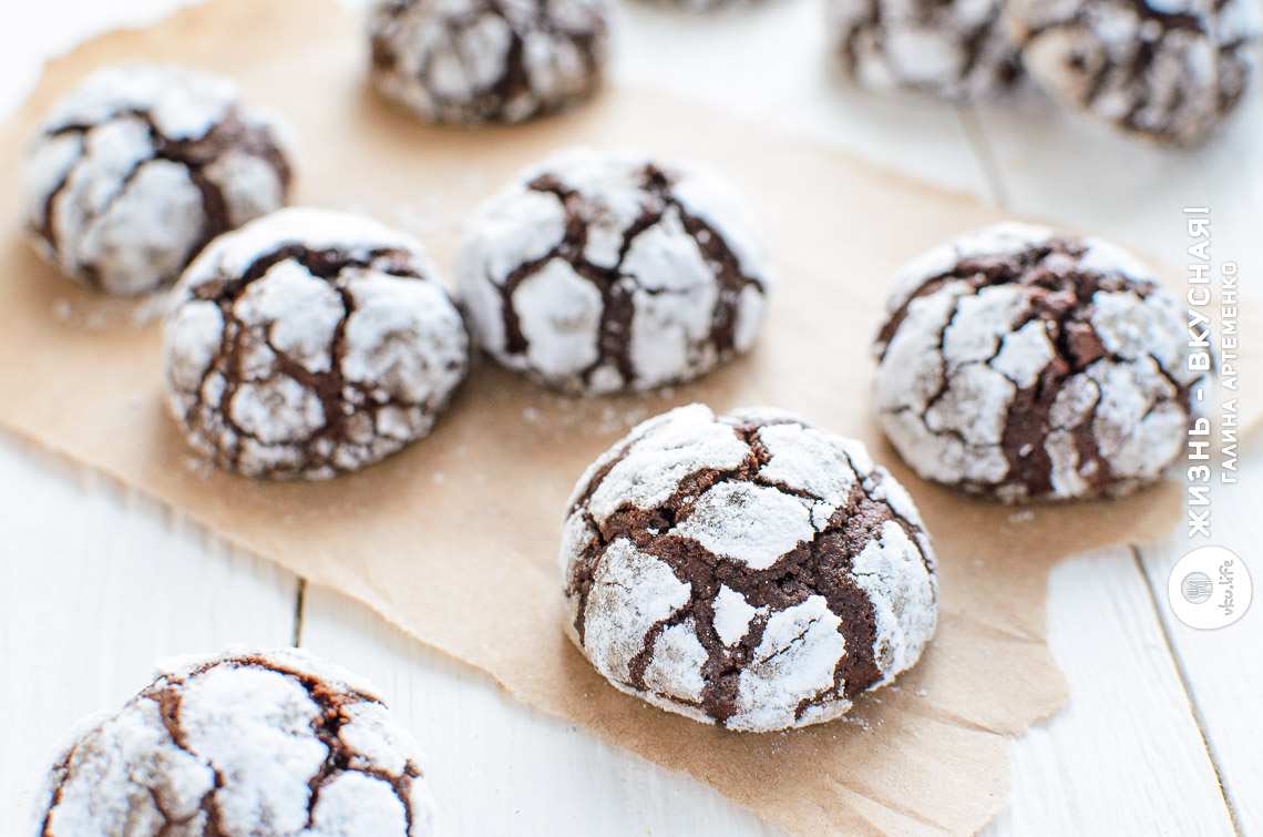 Шоколадное печенье с трещинками