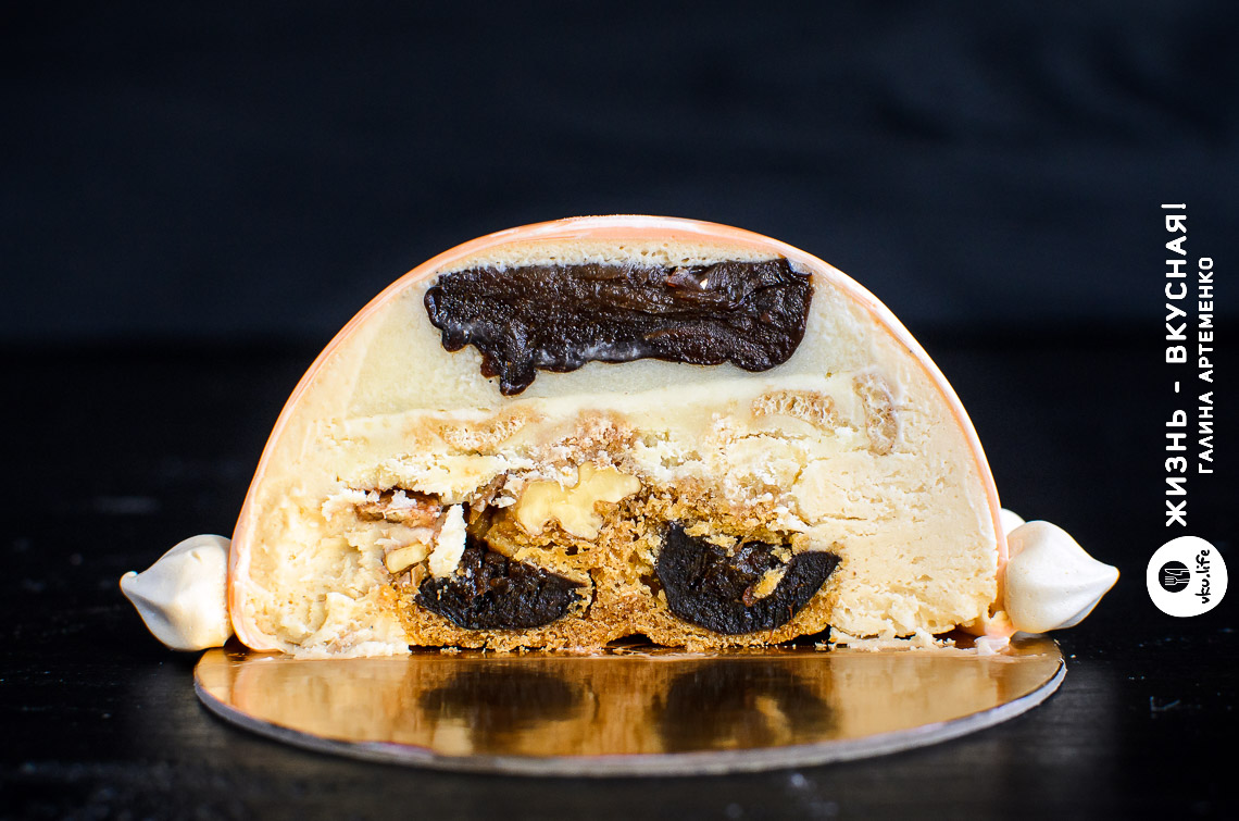 Торт с черносливом, орехами, карамелью и ванилью