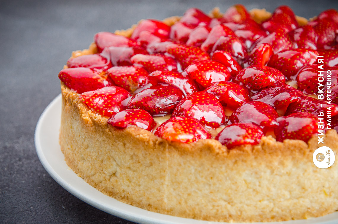 Пирог со свежей клубникой: рецепт универсальный + без сахара и глютена