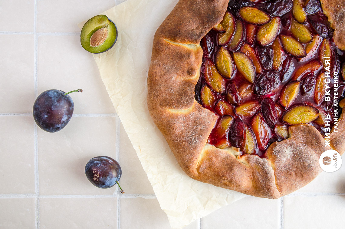 Простая галета со сливами на творожном тесте