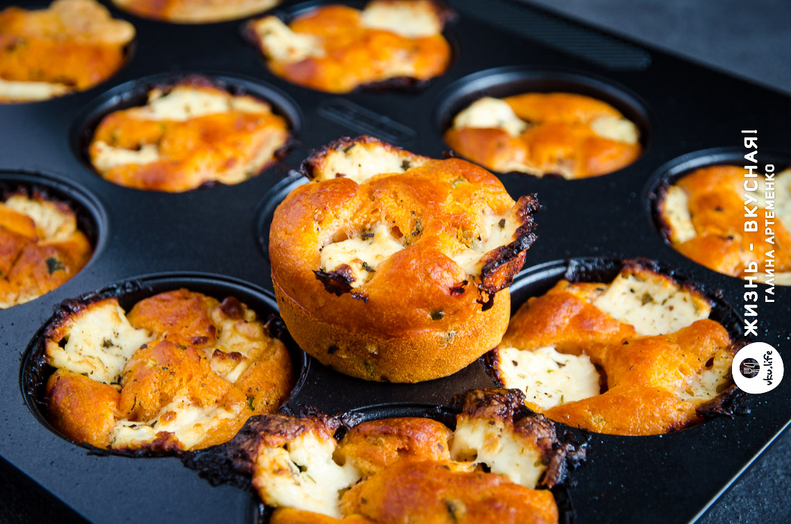 Томатные маффины с сыром
