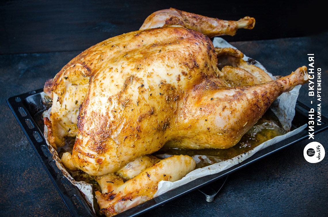 Сочная индейка, запеченная в духовке целиком