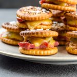 закуска из крекеров