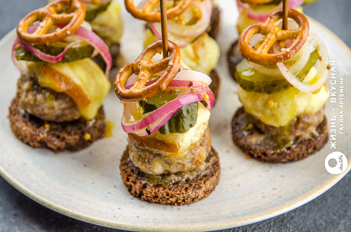 Закуска-канапе на праздничный стол с фрикадельками