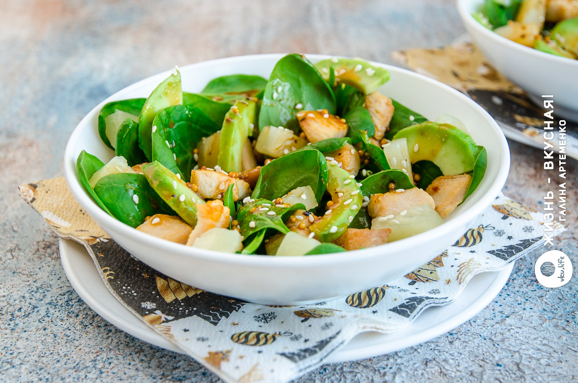 Легкий салат на праздничный стол с курицей, ананасами и авокадо