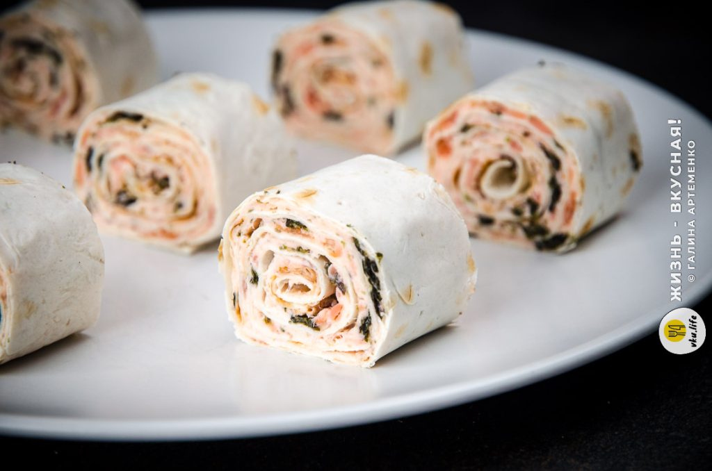 рулет из лаваша с рыбой и сыром