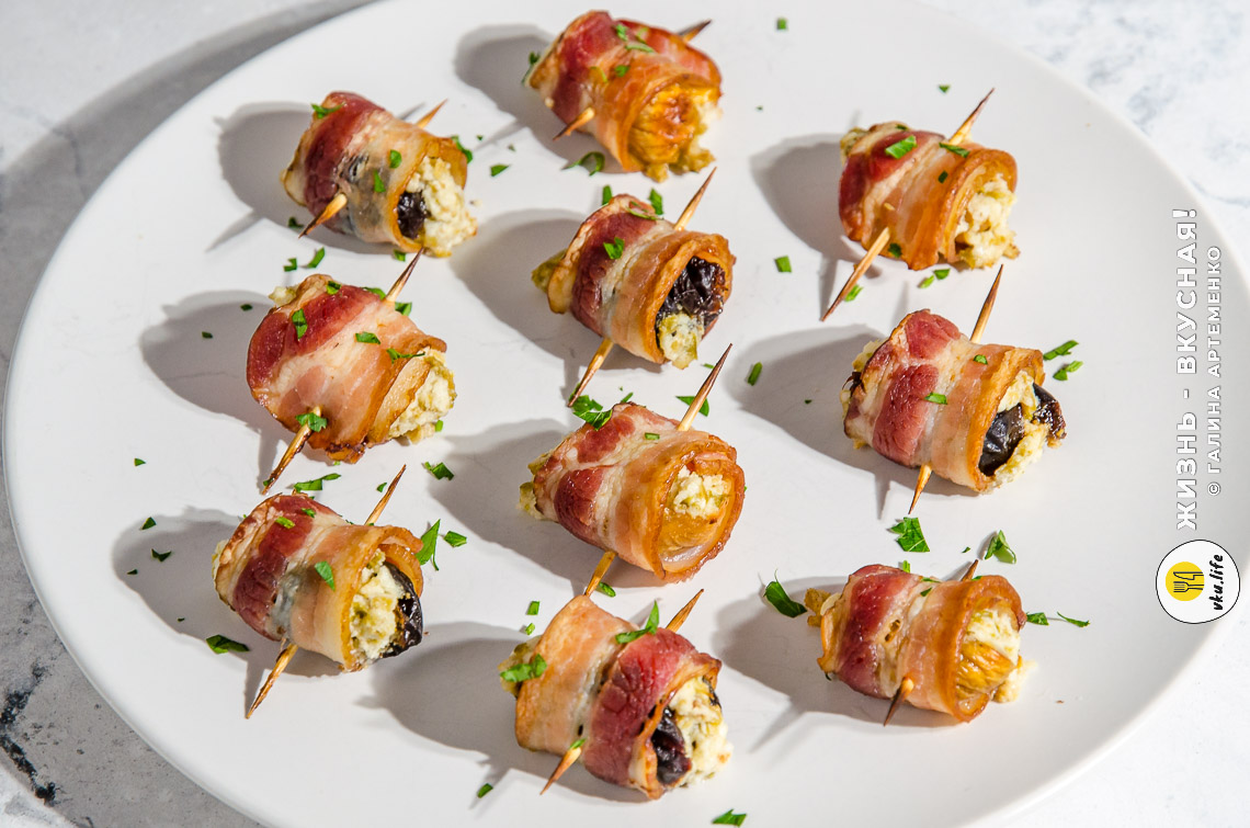 Рулетики из бекона с сыром