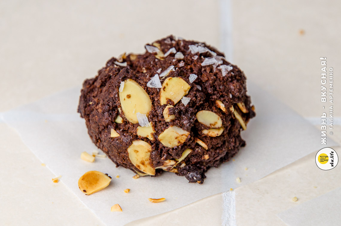 Шоколадное печенье с какао, солью и на оливковом масле